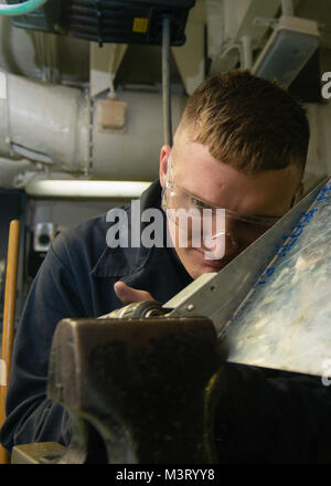 151020-N-DA737-022 OCÉAN PACIFIQUE (oct. 20, 2015) - La structure de l'Aviation l'Aviateur Mécanicien Justin Benge, de Sanford, N.C., rivets un porte-avions USS JOHN C. STENNIS (CVN 74') atelier de réparation de structure de l'aviation. L'équipage de Stennis se prépare actuellement pour le renouvellement de la flotte de transporteur de l'escadron et le maintien des qualifications de l'exercice. (U.S. Photo par marine Spécialiste de la communication de masse de la classe 3ème Jonathan Jiang / Relâché) 151020-N-DA737-022 par USS JOHN C. STENNIS (CVN 74) Banque D'Images