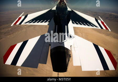Le lieutenant-colonel Greg Moseley conduit les six navires Delta Formation dans le Delta Loop durant une pratique afficher sur une gamme de formation proche de la Nellis Air Force Base, Nevada Moseley est le Thunderbird 1. (U.S. Air Force photo/Le s.. Larry E. Reid Jr.) 120409-F-KA253-136 par AirmanMagazine Banque D'Images