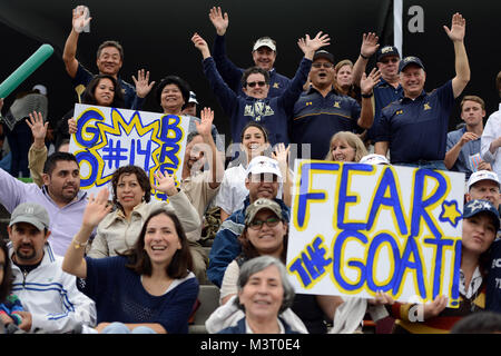 Fans de l'United States Naval Academy's de ralliement de l'équipe de football de Sprint lors d'une exposition du Mexique le jeu Sedena Heroico Colegio Militar, Mexico, Mexique, 14 novembre 2015. C'était le premier salon international du jeu par l'Académie de football dans l'équipe de Sprint de ses 70 ans d'histoire. Des milliers de personnes en provenance du Mexique, y compris les étudiants, les sportifs, et les familles avec enfants y ont assisté. En outre, les fans américains, y compris la famille des joueurs, étaient présents, d'enracinement de l'équipe de l'Annapolis. L'Académie navale, a gagné 47-0. DoD photo par Lisa Ferdinando 151114-D-BN624-069 par DoD Nouvelles Photos Banque D'Images