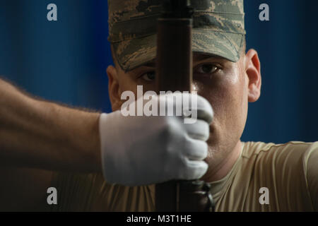 Le s.. Benjamin Nason, membre de l'équipe de forage, pratiques at Joint Base Anacostia-Bolling (MD) (U.S. Air Force photo/Tech Sgt. Brian Ferguson) 160115-F-BP133-888.NEF par AirmanMagazine Banque D'Images