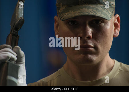 Le s.. Benjamin Nason, membre de l'équipe de forage, pratiques at Joint Base Anacostia-Bolling (MD) (U.S. Air Force photo/Tech Sgt. Brian Ferguson) 160115-F-BP133-862.NEF par AirmanMagazine Banque D'Images