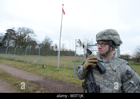 L'ARMÉE AMÉRICAINE Pvt. 1re classe Dennis Marmie, un spécialiste de la santé avec le soutien des radios 212e de l'hôpital dans un visiteur à travers un point de contrôle d'entrée au cours d'une 30e brigade médicale choc "Med" située à Wiesbaden, Allemagne, le 26 janvier 2017. L'exercice a réuni aux États-Unis et le personnel médical militaire allemande pour une formation intensive de quatre jours que l'événement testé les soldats sur leur préparation au déploiement des multinationales et des capacités de soutien du service médical. (DoD News photo par TSgt Brian Kimball) 160126-F-QP401-017 par DoD Nouvelles Photos Banque D'Images