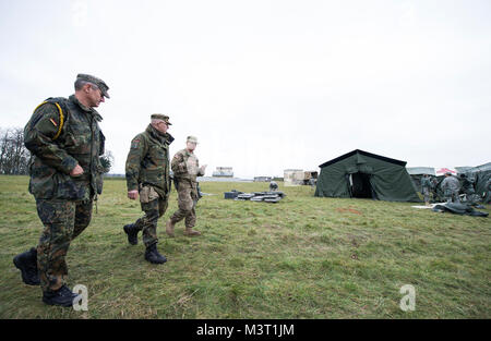 Le Major de l'armée américaine Paul maîtres (à droite), un membre de la 212e de l'Hôpital de soutien au combat, donne deux homologues allemands un aperçu de l'état-major de leur établissement médical au cours d'une 30e brigade médicale choc "Med" située à Wiesbaden, Allemagne, le 26 janvier 2017. L'exercice a réuni aux États-Unis et le personnel médical militaire allemande pour une formation intensive de quatre jours que l'événement testé les soldats sur leur préparation au déploiement des multinationales et des capacités de soutien du service médical. (DoD News photo par TSgt Brian Kimball) 160126-F-QP401-018 par DoD Nouvelles Photos Banque D'Images