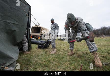 Soldats à l'Hôpital d'appui tactique 212e construire une tente médicale pendant les premières étapes de la 30e brigade médicale choc "Med" située à Wiesbaden, Allemagne, le 26 janvier 2017. L'exercice a réuni aux États-Unis et le personnel médical militaire allemande pour une formation intensive de quatre jours que l'événement testé les soldats sur leur préparation au déploiement des multinationales et des capacités de soutien du service médical. (DoD News photo par TSgt Brian Kimball) 160126-F-QP401-020 par DoD Nouvelles Photos Banque D'Images