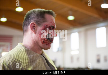 Le Lieutenant-colonel de l'armée américaine Marc Fry, chef adjoint des opérations cliniques pour le 212e de l'Hôpital de soutien au combat, simule une blessure par balle lors d'une victime 30e brigade médicale choc "Med" située à Wiesbaden, Allemagne Le 27 janvier 2017. L'exercice a réuni aux États-Unis et le personnel médical militaire allemande pour une formation intensive de quatre jours que l'événement testé les soldats sur leur préparation au déploiement des multinationales et des capacités de soutien du service médical. (DoD News photo par TSgt Brian Kimball) 160127-F-QP401-047 par DoD Nouvelles Photos Banque D'Images