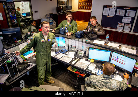 Le major Thomas Hayes, à gauche, donne un exposé avant vol au Major Ethan Sabin et le Major Garret Dover à l'ops 24 du 391e Escadron de chasse à Mountain Home Air Force Base, Alabama, le 17 février 2016. Test de fonctionnement et d'évaluation Six F-35 et plus de 85 aviateurs du 31ème escadron d'essai et d'évaluation, l'unité d'un locataire à Edwards AFB, s'est rendu à Mountain Home AFB pour effectuer les premiers tests de déploiement de la simulation F-35A afin d'exécuter trois principaux ensembles de la mission de la capacité opérationnelle initiale : suppression des défenses aériennes ennemies, l'appui aérien rapproché et d'interdiction aérienne. (U.S. Air Force ph Banque D'Images