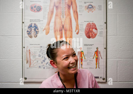 Le s.. Jennifer Gray des blagues avec les autres étudiants après avoir travaillé au cours des quatre heures sous l'intensité des exercices de formation. (U.S. Air Force photo de Tech. Le Sgt. Bennie J. Davis III) par AirmanMagazine traumatisme025 Banque D'Images