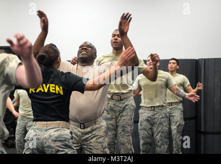 Airman Senior Kristine Glenn, 421e Escadron d'entraînement au combat, Phoenix Raven chargé de cours, conduit au cours d'un des aviateurs session de formation physique dans la première semaine de cours de Qualification le Phoenix Raven at Joint Base McGuire-Dix-Lakehurst, New Jersey. La formation intensive de trois semaines, 12 heures par jour cours couvre des sujets tels que la sensibilisation aux différences culturelles, les aspects juridiques des opérations de l'ambassade, l'aérodrome, des techniques d'enquête, de sensibilisation des explosifs et munitions, d'avions, des recherches et des techniques d'auto-défense. Les élèves sont exposés à plus de 70 Utilisation de la vigueur des scénarios où le stress est simulé à l'aide de rôle playe Banque D'Images