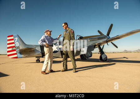 Le colonel James Meger, droite, commandant de la 355e Escadre de chasse, l'écoute d'un récit de guerre racontée par Bill Lyons, 94, un ancien pilote de P-51D avec le 357e Escadron de chasse, 355e Fighter Group en Angleterre pendant la DEUXIÈME GUERRE MONDIALE. Les pilotes ont parlé sur la ligne de vol alors que c'était ouvert au public avant les vols ont commencé à la pratique de vol du patrimoine Cours de formation à la base aérienne Davis-Monthan AFB, Tucson (Arizona), Mar 5, 2016. (U.S. Air Force photo par J.M. Eddins Jr.) 160305-F-LW859-012 par AirmanMagazine Banque D'Images