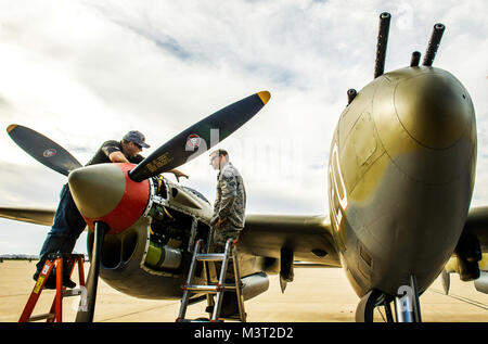 Anthony Naugle Senior Airman, droit, l'A-10 le chef d'équipe avec le 357e Escadron de chasse, 355e Fighter Group basé à la base aérienne Davis-Monthan AFB, Tucson (Arizona), obtient une leçon dans le maintien de l'un des deux 1 000 kW (746 hp), turbo-compresseur, 12 cylindres moteurs Allison V-1710 sur un P-38 'Lightning' de Doug Abshier après leur journée de pratique des vols à la formation de vol du patrimoine, Mar 5, 2016. (U.S. Air Force photo par J.M. Eddins Jr.) 160305-F-LW859-021 par AirmanMagazine Banque D'Images