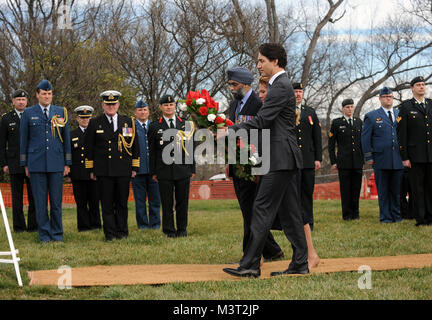 Accompagné de son épouse, Sophie Gre'goire-Trudeau, le Très Honorable Justin Trudeau, premier ministre du Canada, dépose une gerbe à la Croix du Sacrifice au Cimetière National d'Arlington, Arlington, Virginia. En l'honneur du premier ministre Trudeau visite officielle aux États-Unis, le premier ministre a également déposé une gerbe sur la tombe de l'inconnu. (Département de la Défense photo de Marvin Lynchard) 160311-D-FW736-013 par DoD Nouvelles Photos Banque D'Images