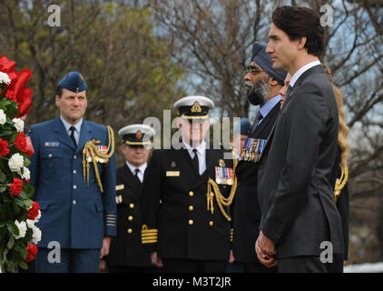 Accompagné de son épouse, Sophie Gre'goire-Trudeau, le Très Honorable Justin Trudeau, premier ministre du Canada, dépose une gerbe à la Croix du Sacrifice au Cimetière National d'Arlington, en Virginie. En l'honneur du premier ministre Trudeau visite officielle aux États-Unis, le premier ministre a également déposé une gerbe sur la tombe de l'inconnu. (Département de la Défense photo de Marvin Lynchard) 160311-D-FW736-038 par DoD Nouvelles Photos Banque D'Images
