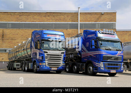 TURKU, FINLANDE - le 13 juillet 2014 : Scania R440 et Volvo FH 460 camions-citernes sur une cour. Selon Cefic, sortie européenne des produits chimiques devrait croître de 2,0 % Banque D'Images