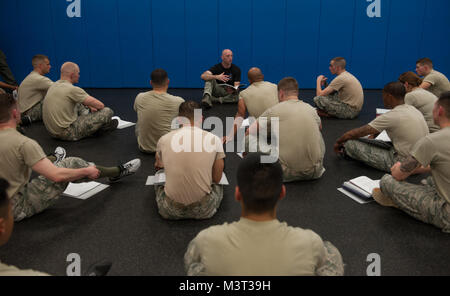 Le Sgt Tech. Sean Cunningham, 421e Escadron d'entraînement au combat Phoenix Raven chargé de cours, enseigne une leçon pendant le cours d'initiation à Phoenix Raven Joint Base McGuire-Dix-Lakehurst, New Jersey. La formation intensive de trois semaines, 12 heures par jour cours couvre des sujets tels que la sensibilisation aux différences culturelles, les aspects juridiques des opérations de l'ambassade, l'aérodrome, des techniques d'enquête, de sensibilisation des explosifs et munitions, d'avions, des recherches et des techniques d'auto-défense. Les élèves sont exposés à plus de 70 Utilisation de la vigueur des scénarios où le stress est simulé à l'aide de jeux de rôle. La formation comprend l'instruction et réaliste Banque D'Images