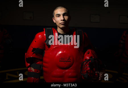 Le s.. Kevin Duran, 421e Escadron d'entraînement au combat, Phoenix Raven chargé de cours, pose pour un portrait portant un costume Redman après une journée de formation avec Phoenix Raven les élèves. Raven Phoenix charger des instructeurs des forces de sécurité au moyen d'un patrouilleur de 22 jours de cours tenue à Joint Base McGuire-Dix-Lakehurst, New Jersey. La formation intensive de trois semaines, 12 heures par jour cours couvre des sujets tels que la sensibilisation aux différences culturelles, les aspects juridiques des opérations de l'ambassade, l'aérodrome, des techniques d'enquête, de sensibilisation des explosifs et munitions, d'avions, des recherches et des techniques d'auto-défense. Les élèves sont exposés à plus de Banque D'Images