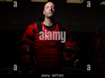 Le Sgt Tech. Sean Cunningham, 421e Escadron d'entraînement au combat, Phoenix Raven chargé de cours, pose pour un portrait portant un costume Redman après une journée de formation avec Phoenix Raven les élèves. Raven Phoenix charger des instructeurs des forces de sécurité au moyen d'un patrouilleur de 22 jours de cours tenue à Joint Base McGuire-Dix-Lakehurst, New Jersey. La formation intensive de trois semaines, 12 heures par jour cours couvre des sujets tels que la sensibilisation aux différences culturelles, les aspects juridiques des opérations de l'ambassade, l'aérodrome, des techniques d'enquête, de sensibilisation des explosifs et munitions, d'avions, des recherches et des techniques d'auto-défense. Les élèves sont exposés à mo Banque D'Images