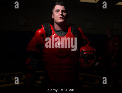 Le Sgt Tech. John Brame, 421e Escadron d'entraînement au combat, Phoenix Raven chargé de cours, pose pour un portrait portant un costume Redman après une journée de formation avec Phoenix Raven les élèves. Raven Phoenix charger des instructeurs des forces de sécurité au moyen d'un patrouilleur de 22 jours de cours tenue à Joint Base McGuire-Dix-Lakehurst, New Jersey. La formation intensive de trois semaines, 12 heures par jour cours couvre des sujets tels que la sensibilisation aux différences culturelles, les aspects juridiques des opérations de l'ambassade, l'aérodrome, des techniques d'enquête, de sensibilisation des explosifs et munitions, d'avions, des recherches et des techniques d'auto-défense. Les élèves sont exposés à plus d'e Banque D'Images