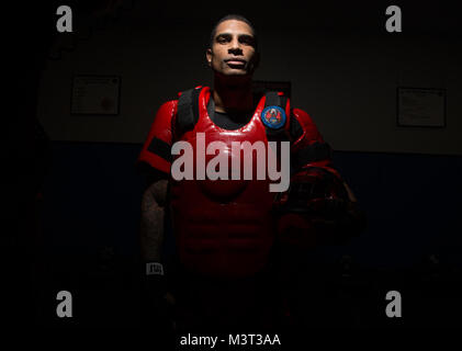 Le Sgt Tech. Scott Benford, 421e Escadron d'entraînement au combat, Phoenix Raven chargé de cours, pose pour un portrait portant un costume Redman après une journée de formation avec Phoenix Raven les élèves. Raven Phoenix charger des instructeurs des forces de sécurité au moyen d'un patrouilleur de 22 jours de cours tenue à Joint Base McGuire-Dix-Lakehurst, New Jersey. La formation intensive de trois semaines, 12 heures par jour cours couvre des sujets tels que la sensibilisation aux différences culturelles, les aspects juridiques des opérations de l'ambassade, l'aérodrome, des techniques d'enquête, de sensibilisation des explosifs et munitions, d'avions, des recherches et des techniques d'auto-défense. Les élèves sont exposés à plus de Banque D'Images