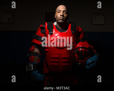 Le Sgt Tech. Cory Fulton, 421e Escadron d'entraînement au combat, Phoenix Raven chargé de cours, pose pour un portrait portant un costume Redman après une journée de formation avec Phoenix Raven les élèves. Raven Phoenix charger des instructeurs des forces de sécurité au moyen d'un patrouilleur de 22 jours de cours tenue à Joint Base McGuire-Dix-Lakehurst, New Jersey. La formation intensive de trois semaines, 12 heures par jour cours couvre des sujets tels que la sensibilisation aux différences culturelles, les aspects juridiques des opérations de l'ambassade, l'aérodrome, des techniques d'enquête, de sensibilisation des explosifs et munitions, d'avions, des recherches et des techniques d'auto-défense. Les élèves sont exposés à plus de t Banque D'Images