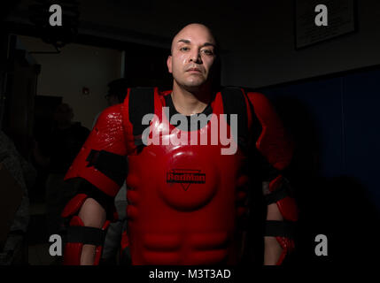 Le Sgt Tech. Brian Cantu, 421e Escadron d'entraînement au combat, Phoenix Raven chargé de cours, pose pour un portrait portant un costume Redman après une journée de formation avec Phoenix Raven les élèves. Raven Phoenix charger des instructeurs des forces de sécurité au moyen d'un patrouilleur de 22 jours de cours tenue à Joint Base McGuire-Dix-Lakehurst, New Jersey. La formation intensive de trois semaines, 12 heures par jour cours couvre des sujets tels que la sensibilisation aux différences culturelles, les aspects juridiques des opérations de l'ambassade, l'aérodrome, des techniques d'enquête, de sensibilisation des explosifs et munitions, d'avions, des recherches et des techniques d'auto-défense. Les élèves sont exposés à plus de t Banque D'Images