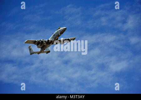 Un A-10 Warthog du 66e Escadron d'armes recherche un pilote abattu lors d'une mission de recherche et sauvetage au combat dans le cadre de l'Armée de l'air de l'École d'armes. (U.S. Photo de l'Armée de l'air par le sergent. Eric Harris) School008 par AirmanMagazine Banque D'Images