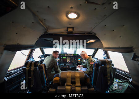 Le capitaine Grant Bearden (à gauche) et le lieutenant-colonel Timothy Welter, les deux pilotes avec le 709ème escadron de transport aérien, rendez-vous sur leur liste de vérification pré-vol dans le C-5M Super Galaxy le 28 mars 2016, à la Naval Air Station Pensacola, Floride réservistes du Dover Air Force Base, Del., dans le 512th Airlift Wing, mené une activité d'entraînement de la station pour satisfaire la plupart des besoins en matière de déploiement dans un fichier d'exercice. (U.S. Air Force photo/Capt. Bernie Kale) 160401-F-FZ583-003 par AirmanMagazine Banque D'Images