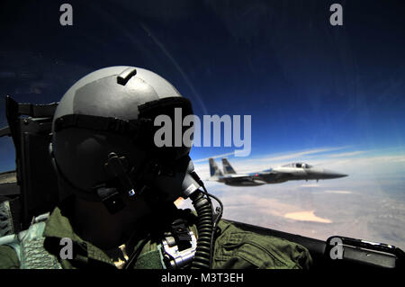 Navigant de première classe Matthieu Bruch prend un self portrait pendant un vol dans un 65th Aggressor Squadron F-15D'Aigle. (U.S. Air Force photo par un membre de la 1re classe Matthew J. Bruch) School006 par AirmanMagazine Banque D'Images