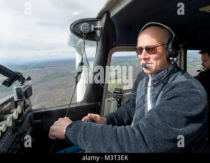 Le colonel à la retraite, un pilote Mapes Pete-médecin, témoigne d'un système anticollision au sol il a installé sur son Cessna Aircraft durant un vol au-dessus du Maryland, le 7 avril 2016. Mapes a joué un rôle déterminant à l'emploi d'aide d'avions de chasse automatique dans l'ensemble de la Force aérienne et co-écrit la première instruction de l'Armée de l'air pour les médecins-pilote. En raison de facteurs médicaux et humains qualités, pilote-médecins sont particulièrement bien adaptées pour aider à développer de nouveaux aéronefs, l'équipement et de l'avionique et les mises à niveau logicielles, et à s'assurer que l'évolution des missions peuvent être accueillis par des équipages et de l'air Banque D'Images