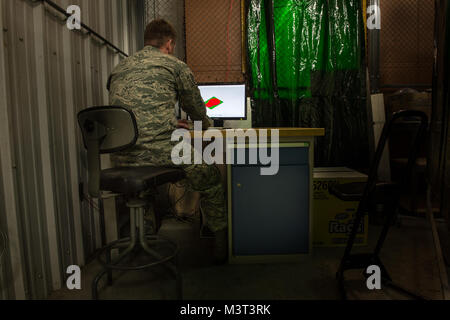 Tech. Le Sgt. Jeffrey Parker, un spécialiste des métaux avec l'exploitation du matériel étranger, l'escadron utilise du matériel de dessin assisté par ordinateur pour construire un dessin en trois dimensions d'une pièce à l'air et de l'espace National Intelligence Center, Wright-Patterson Air Force Base, Ohio, le 21 avril 2016. NASIC, le ministère de la Défense est la principale source pour l'analyse de l'air et de l'espace étranger menaces, crée l'intelligence prédictive, intégré dans l'air, l'espace et le cyberespace dans les domaines de l'appui des opérations militaires, la modernisation des forces, et l'élaboration des politiques. (U.S. Air Force photo/Master Sgt. Brian Ferguson) Banque D'Images