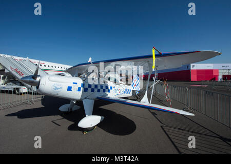 Plusieurs avions sont affichés sur une ligne de vol à Marrakech, au Maroc, au cours de l'International sur Marrakech Airshow 27 avril 2016. Plusieurs états des aéronefs appartenant au gouvernement et indépendants ont été affichées sur le site de l'expo dans un effort pour démontrer leurs capacités à un large public de personnes d'environ 54 autres pays. (DoD News photo par TSgt Brian Kimball) 160427-F-QP401-008 par DoD Nouvelles Photos Banque D'Images