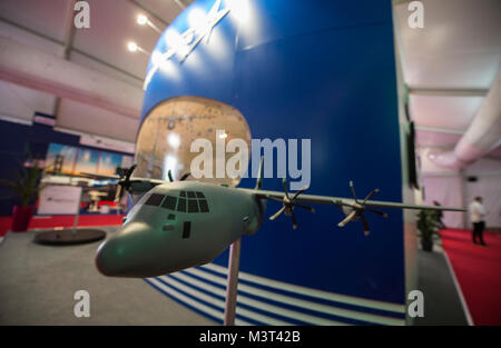 Martine Lockheed, un Américain d'après la société de production aérospatiale, affiche un modèle C-130J Super Hercules pendant le Salon International de l'aéronautique à Marrakech au Maroc le 27 avril 2016. Plusieurs états des aéronefs appartenant au gouvernement et indépendants ont été affichées sur le site de l'expo dans un effort pour démontrer leurs capacités à un large public de personnes d'environ 54 autres pays. (DoD News photo par TSgt Brian Kimball) 160427-F-QP401-011 par DoD Nouvelles Photos Banque D'Images