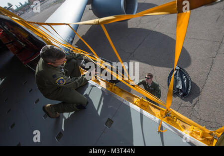 Le capitaine de l'US Air Force Remington Barnes (à gauche), un projet pilote avec le 351e Escadron de ravitaillement en vol, abaisse un moteur couvre pour un KC-135 Stratotanker à U.S. Air Force sergent Joshua Kearney, un chef d'équipe avec le 100e Escadron de maintenance des aéronefs, au cours de l'International Air Show Marrakech au Maroc le 28 avril 2016. Les équipages de l'US Air Force est allé(e) à l'Airshow comme un geste de partenariat avec l'hôte de la nation marocaine et un moyen de promouvoir la sécurité régionale dans tout le continent de l'Afrique. (DoD News photo par TSgt Brian Kimball) 160428-F-QP401-046 par DoD Nouvelles Photos Banque D'Images