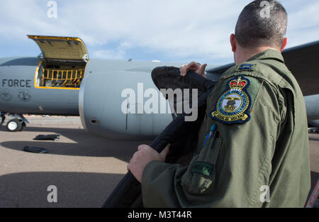 Un U.S. Air Force KC-135 Stratotanker de Mildenhall équipage Air Force Base, Angleterre travaillent en équipe pour appliquer un capot moteur au cours de l'International Air Show Marrakech au Maroc le 28 avril 2016. Les équipages de l'US Air Force est allé(e) à l'Airshow comme un geste de partenariat avec l'hôte de la nation marocaine et un moyen de promouvoir la sécurité régionale dans tout le continent de l'Afrique. (DoD News photo par TSgt Brian Kimball) 160428-F-QP401-047 par DoD Nouvelles Photos Banque D'Images