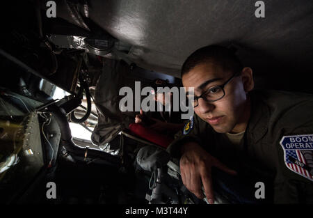 U.S. Air Force Airman Eric Acevedo, un perchman avec le 351e Escadron de ravitaillement en vol, illustre en partie les capacités d'un KC-135 Stratotanker à des spectateurs lors de l'Airshow Marrakech au Maroc le 28 avril 2016. Les équipages de l'US Air Force est allé(e) à l'Airshow comme un geste de partenariat avec l'hôte de la nation marocaine et un moyen de promouvoir la sécurité régionale dans tout le continent de l'Afrique. (DoD News photo par TSgt Brian Kimball) 160428-F-QP401-052 par DoD Nouvelles Photos Banque D'Images