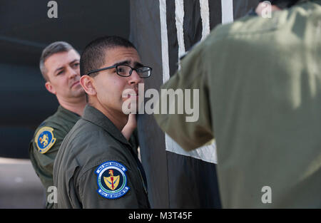 U.S. Air Force Airman Eric Acevedo, un perchman avec le 351e Escadron de ravitaillement en vol, aide les membres de son équipage avec fixation d'un couvercle de moteur à leur KC-135 Stratotanker pendant le Salon International de l'aéronautique à Marrakech au Maroc le 28 avril 2016. Les équipages de l'US Air Force est allé(e) à l'Airshow comme un geste de partenariat avec l'hôte de la nation marocaine et un moyen de promouvoir la sécurité régionale dans tout le continent de l'Afrique. (DoD News photo par TSgt Brian Kimball) 160428-F-QP401-004 par DoD Nouvelles Photos Banque D'Images