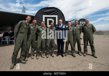 U.S. Air Force général Frank Gorenc (centre), commandant des forces aériennes américaines en Europe - Afrique de l'Armée de l'air, pose avec l'équipage d'un KC-135 Stratotanker de Mildenhall, en Angleterre au cours de l'International Airshow Marrakech au Maroc le 28 avril 2016. Les équipages de l'US Air Force est allé(e) à l'Airshow comme un geste de partenariat avec l'hôte de la nation marocaine et un moyen de promouvoir la sécurité régionale dans tout le continent de l'Afrique. (DoD News photo par TSgt Brian Kimball) 160428-F-QP401-101 par DoD Nouvelles Photos Banque D'Images