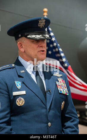 U.S. Air Force général Frank Gorenc, commandant des forces aériennes américaines en Europe - les forces de l'air, l'Afrique parle d'appuyer sur en face d'un KC-135 Stratotanker de Mildenhall, en Angleterre au cours de l'International Airshow Marrakech au Maroc le 28 avril 2016. Les membres de l'US Air Force est allé(e) à l'Airshow comme un geste de partenariat avec l'hôte de la nation marocaine et un moyen de promouvoir la sécurité régionale dans tout le continent de l'Afrique. (DoD News photo par TSgt Brian Kimball) 160428-F-QP401-038 par DoD Nouvelles Photos Banque D'Images