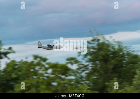 Un C-130 Hercules vole une mission d'épandage aérien à une altitude de 350 pieds à Joint Base Charleston, S.C. 5 mai 2016. Moins d'une once de pulvérisation du produit chimique par acre limite effectivement la population de moustiques près de la base. La mission de la 910th Air Station de réserve à Youngstown, Ohio, est de maintenir le ministère de la défense que la grande zone de pulvérisation aérienne à voilure fixe capacité de contrôler insectes porteurs de maladies, insectes nuisibles, la végétation indésirable et de disperser les déversements de pétrole dans de grandes étendues d'eau. (U.S. Air Force photo/Master Sgt. Brian Ferguson) 160505-F-BP133-756.jpg par AirmanM Banque D'Images