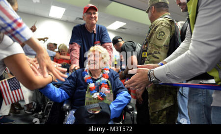 Bienvenue Supporters vétérans de retour à l'aéroport de Fort Lauderdale de Honneur de vol au sud de la Floride, visite à l'égard des monuments commémoratifs de guerre à Washington le 21 mai. Plusieurs milliers de membres de la famille, les amis, les organismes locaux, les anciens combattants et membres en service actif ont accueilli 75 la seconde guerre mondiale et de la guerre de Corée. 160521-F-JA976 007.jpg par ussouthcom Banque D'Images