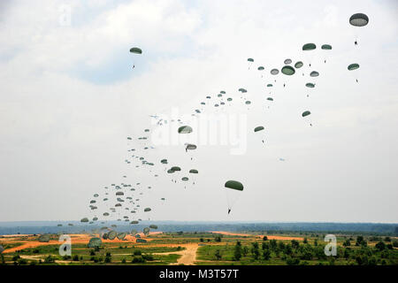 Un Hercules C-130 de l'armée affectés à des parachutistes gouttes la 82nd Airborne Division sur Luzon zone de chute lors d'une mission de formation. (U.S. Air Force photo/Tech. Le Sgt. Gyokeres-du-Prince-Édouard) JOAX12 AirmanMagazine 016 par Banque D'Images
