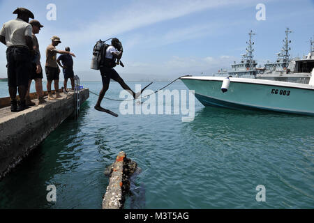 120606-N-ZX920-177 KINGSTON, Jamaïque (6 juin 2012) Un plongeur des Bahamas entre dans l'eau pour effectuer une recherche de fond lors d'un échange d'experts en la matière avec les plongeurs canadiens, dans le cadre du partenariat 2012 Dive-Southern Marine Station (ND-SPS12). Les plongeurs canadiens s'est joint à l'unité mobile de récupération et de plongée (MDSU) 2, 2-1 l'entreprise, et les plongeurs du Chili, les Bahamas et la Jamaïque à l'appui de ND-SPS12, une multinationale de l'engagement de partenariat visant à accroître l'interopérabilité et nation partenaire la capacité grâce à des opérations de plongée. (U.S. Photo par marine Spécialiste de la communication de masse 3 classe Brandon Keck/ Banque D'Images