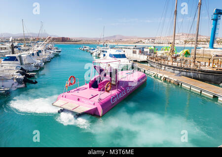 Le bateau à fond de verre laissant port de Caleta de Fuste, Fuerteventura, Îles Canaries Banque D'Images