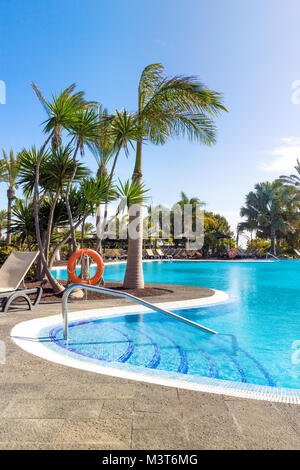 Une piscine de l'hôtel typique dans le secteur de l'île de Fuerteventura Banque D'Images