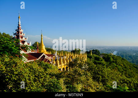 Vue aérienne vers le bas de la ville de la Pagode Sutaungpyei sur Mandalay Hill Banque D'Images
