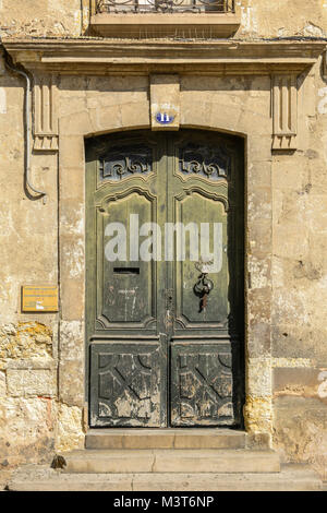 Bâtiment traditionnel avec une façade porte en bois vert à Auch, Gers (Gascogne), l'Occitanie (Midi-Pyrénées), le sud-ouest de la France Banque D'Images