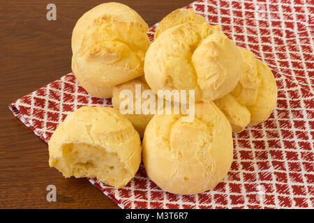 Pain au fromage brésilien arbre fabriqué à partir d'un genre de farine de manioc -nourriture tradicional - sur table en bois - tissu à carreaux Banque D'Images