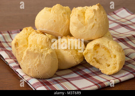 Pain au fromage brésilien arbre fabriqué à partir d'un genre de farine de manioc -nourriture tradicional - sur table en bois - tissu à carreaux Banque D'Images