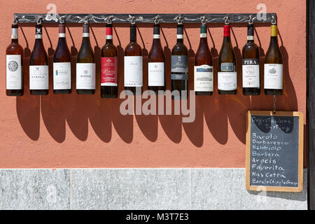 La collecte des bouteilles de vin du Piémont en face de cave dans une journée ensoleillée en Barolo, Italie. Banque D'Images