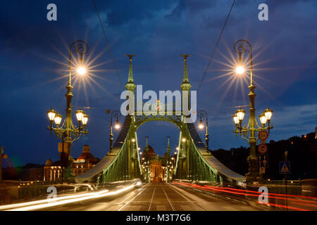 Pont de la liberté avec shining lanternes et déménagement des feux de circulation en vue de nuit de Budapest Banque D'Images