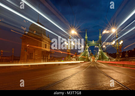 Vue en perspective des pistes de feux de circulation la nuit. Pont de la liberté, Budapest Banque D'Images